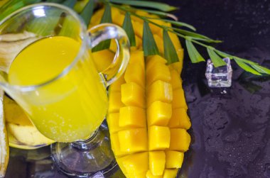 olgun mango masaya yakın çekim