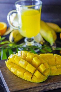 olgun mango masaya yakın çekim