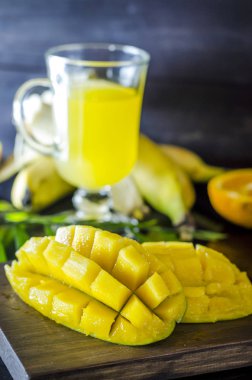 olgun mango masaya yakın çekim