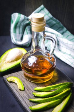 masanın üzerine yağdan ve taze avokado