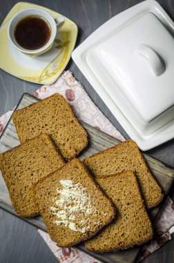 siyah çavdar ekmeği kadar kahvaltı masasında dilim