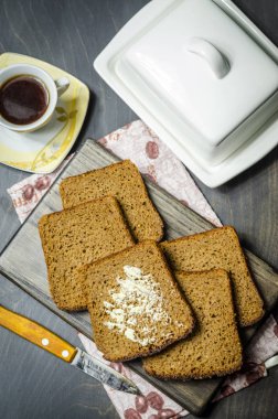 siyah çavdar ekmeği kadar kahvaltı masasında dilim