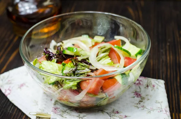 Masanın Üzerinde Bir Cam Kapta Taze Sebze Salatası Salata — Stok fotoğraf