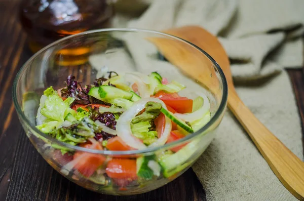 沙拉沙拉配新鲜蔬菜在桌子上的一个玻璃碗 — 图库照片