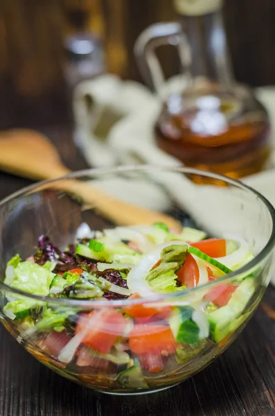 沙拉沙拉配新鲜蔬菜在桌子上的一个玻璃碗 — 图库照片