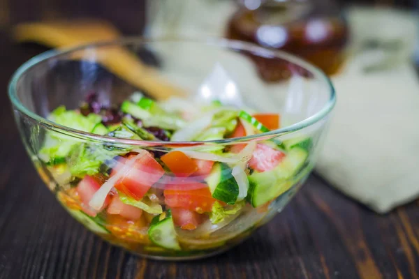 Ensalada Ensalada Con Verduras Frescas Tazón Vidrio Sobre Mesa —  Fotos de Stock