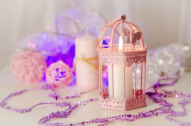 Yeni yıl ve Noel dekorasyon dekorasyon ve pembe renkli bir mum ampul ile
