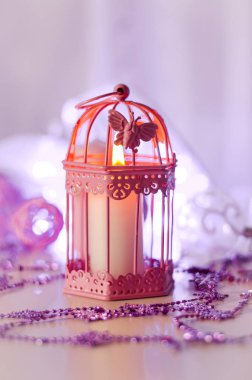 Yeni yıl ve Noel dekorasyon dekorasyon ve pembe renkli bir mum ampul ile