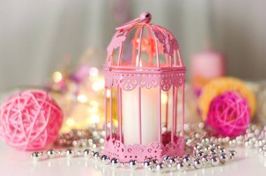 Yeni yıl ve Noel dekorasyon dekorasyon ve pembe renkli bir mum ampul ile