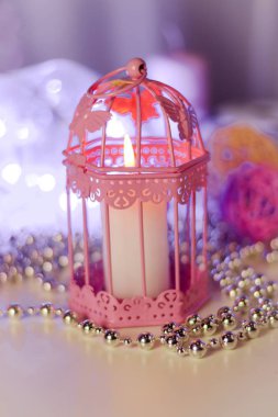 Yeni yıl ve Noel dekorasyon dekorasyon ve pembe renkli bir mum ampul ile