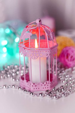 Yeni yıl ve Noel dekorasyon dekorasyon ve pembe renkli bir mum ampul ile