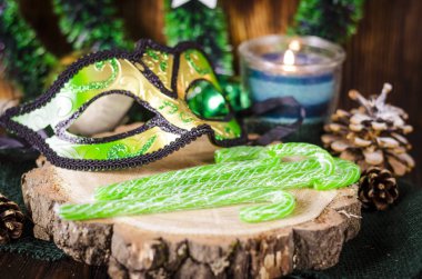 Noel candy, maske ve mumlar, Noel arka planda yeşil