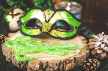 Noel candy, maske ve mumlar, Noel arka planda yeşil