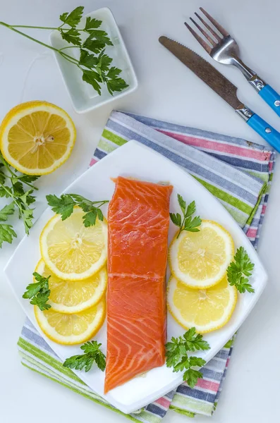 Trozo Salmón Crudo Plato Con Limón — Foto de Stock