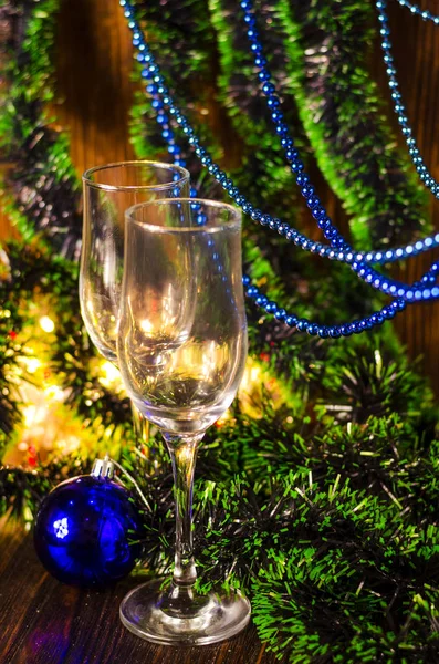 Noel ağacı Noel arka plan üzerinde şampanya bardağı yakınındaki