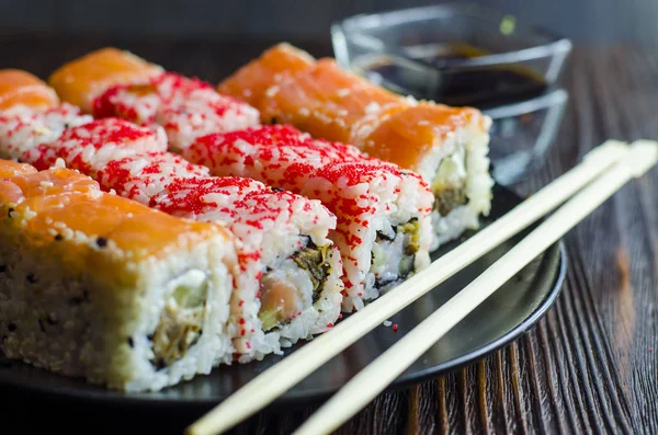 Twee Soorten Sushi Rolt Met Vliegende Vis Roe Een Plaat — Stockfoto