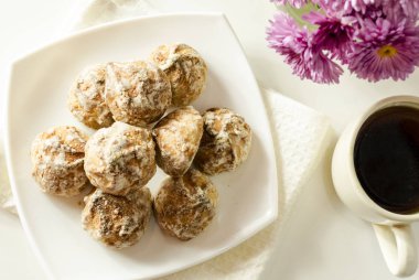 Gingerbread çerezleri tabloda çay için