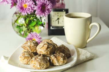 Gingerbread çerezleri tabloda çay için