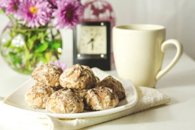 Gingerbread çerezleri tabloda çay için