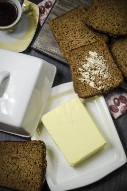 Tablo günü kahvaltıda ekmek ve tereyağı