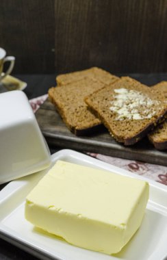 Tablo günü kahvaltıda ekmek ve tereyağı