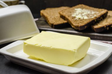 Tablo günü kahvaltıda ekmek ve tereyağı