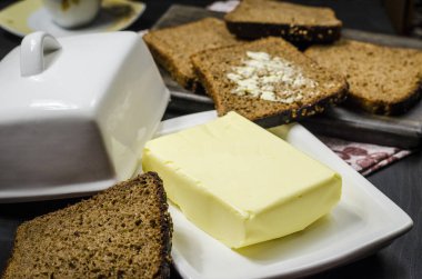 Tablo günü kahvaltıda ekmek ve tereyağı