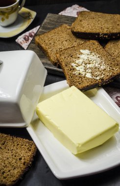 Tablo günü kahvaltıda ekmek ve tereyağı