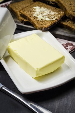 Tablo günü kahvaltıda ekmek ve tereyağı