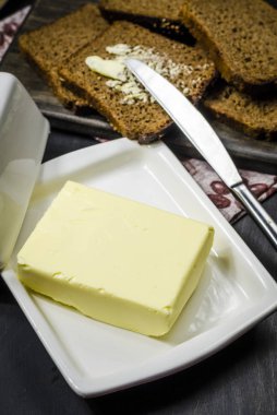 Tablo günü kahvaltıda ekmek ve tereyağı