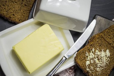 Tablo günü kahvaltıda ekmek ve tereyağı