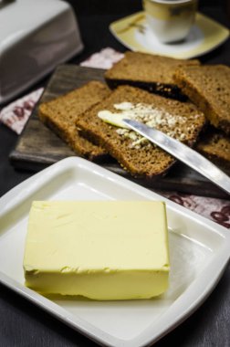 Tablo günü kahvaltıda ekmek ve tereyağı