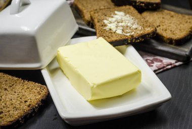 Tablo günü kahvaltıda ekmek ve tereyağı