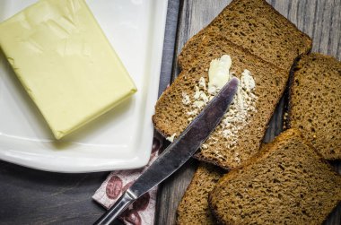 Tablo günü kahvaltıda ekmek ve tereyağı