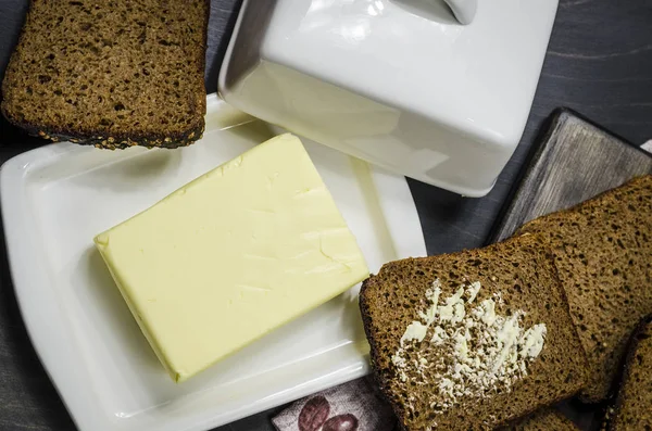 Tablo günü kahvaltıda ekmek ve tereyağı