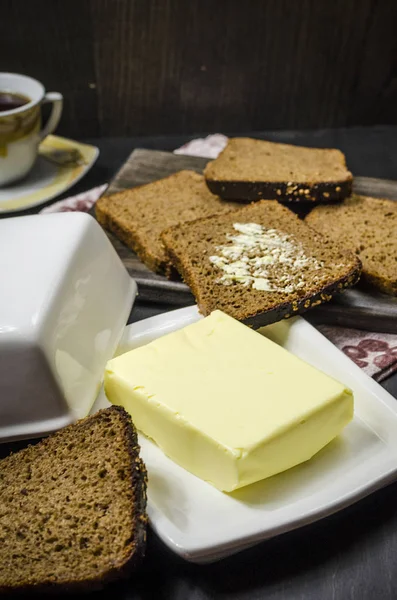 Tablo günü kahvaltıda ekmek ve tereyağı