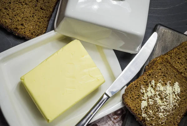 Tablo günü kahvaltıda ekmek ve tereyağı