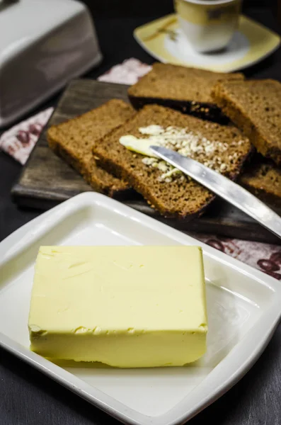 Tablo günü kahvaltıda ekmek ve tereyağı