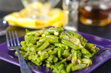 kızarmış yeşil fasulye bir tepside sağlıklı ve vejetaryen yemek
