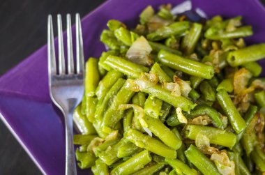 kızarmış yeşil fasulye bir tepside sağlıklı ve vejetaryen yemek