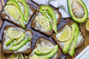 siyah ekmek diyet sandviç avokado ve limon ile yakın çekim