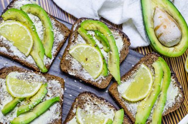siyah ekmek diyet sandviç avokado ve limon ile yakın çekim
