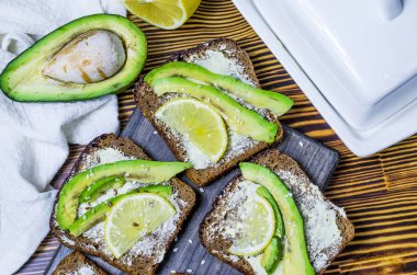 siyah ekmek diyet sandviç avokado ve limon ile yakın çekim