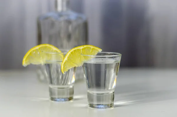 Vodka dans un verre au citron — Photo