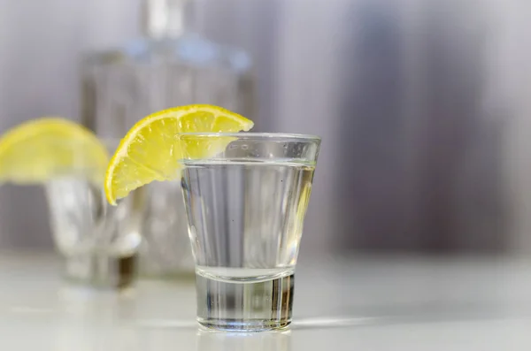 Vodka dans un verre au citron — Photo