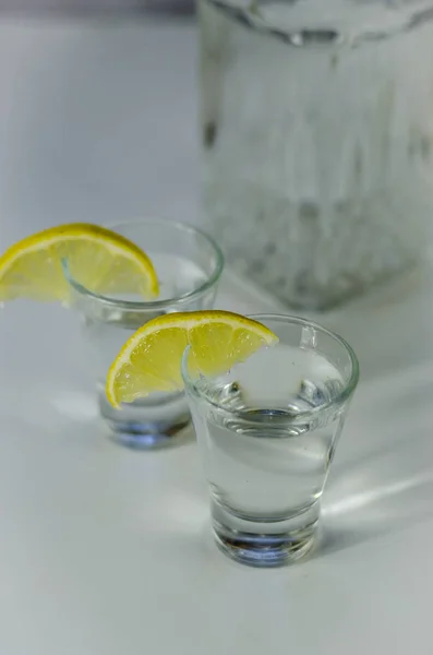 Vodka dans un verre au citron — Photo