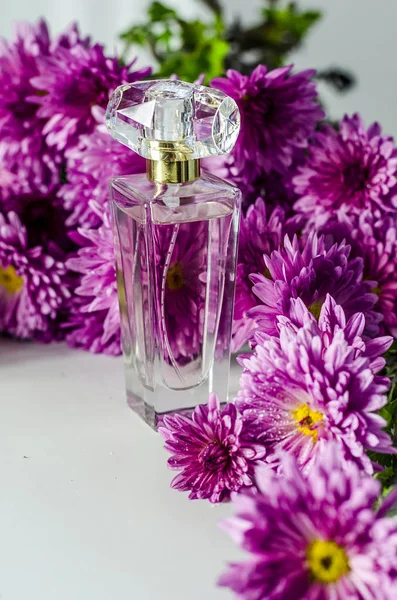 Perfume con aroma floral —  Fotos de Stock