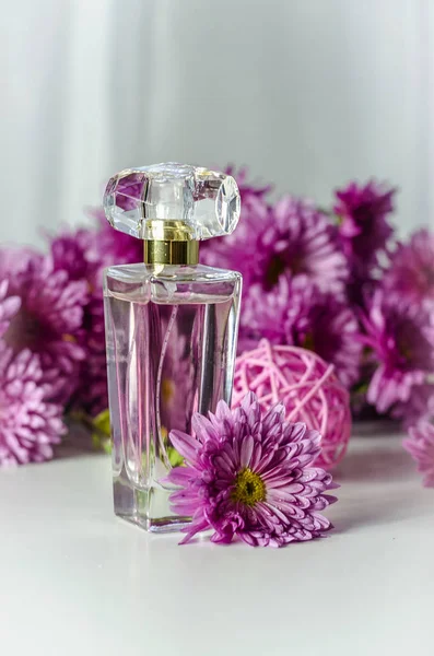 Çiçek kokusu ile parfüm — Stok fotoğraf