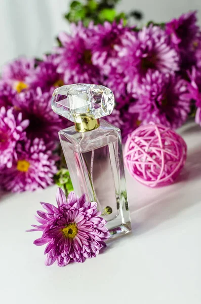 Perfume con aroma floral —  Fotos de Stock