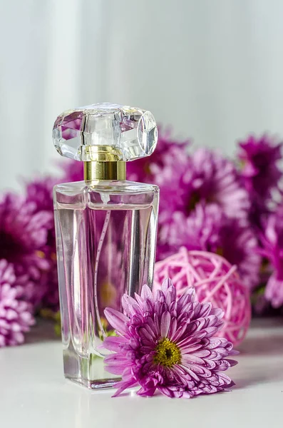 Çiçek kokusu ile parfüm — Stok fotoğraf